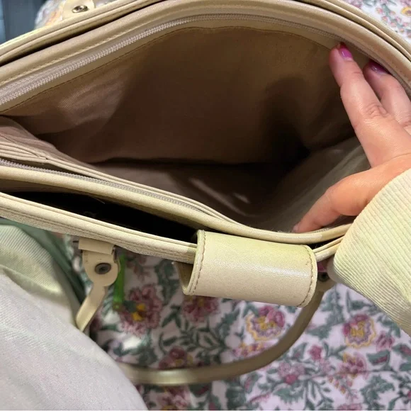 Chic Cream Paisley Tote Bag - Picture 4 of 13